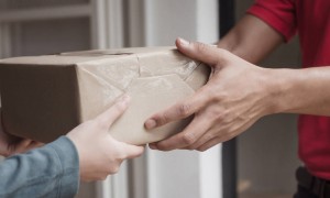 原创 
            即时零售大战，快递行业慌了