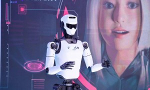 全国首个机器人博士，上理研发机器人被上戏录取