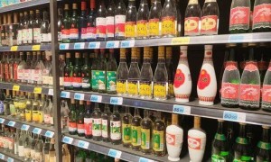 茅台跌至1499元，五粮液“量价双杀”，多家酒企跌破历史纪录