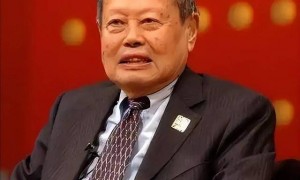 原创 
            杨振宁灵堂内景曝光：杨老遗体盖国旗，翁帆站家属位，神情悲戚！