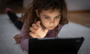 少年沉迷AI自杀，9岁遭性暗示！这门「孤独生意」，正推孩子入深渊